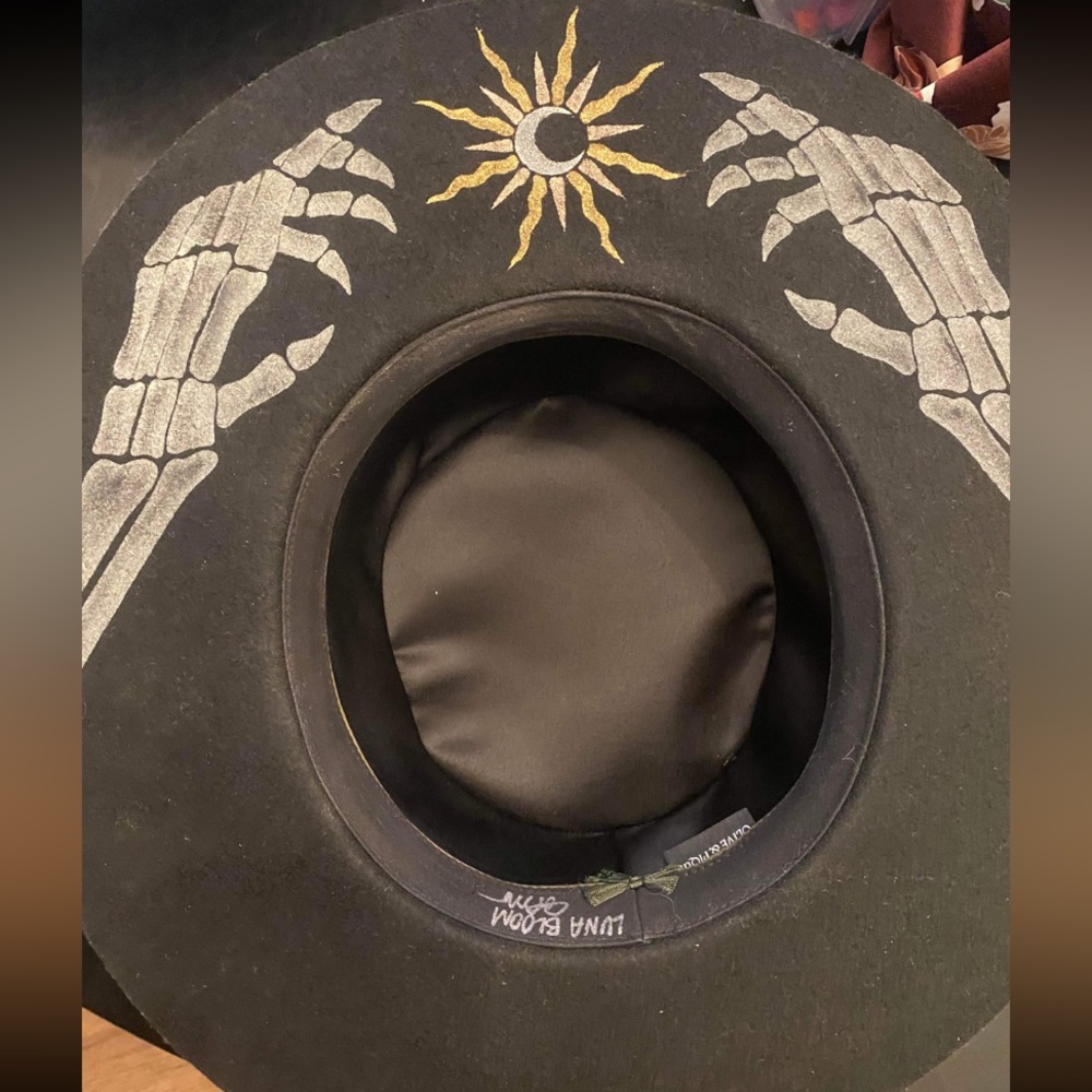 Luna Bloom hat